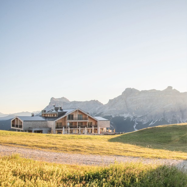 Il Rifugio Alpino Pralongià, recentemente rinnovato, sorge solitario in mezzo a un prato verde. È illuminato dal sole di montagna e offre una vista su un magnifico panorama delle Dolomiti.